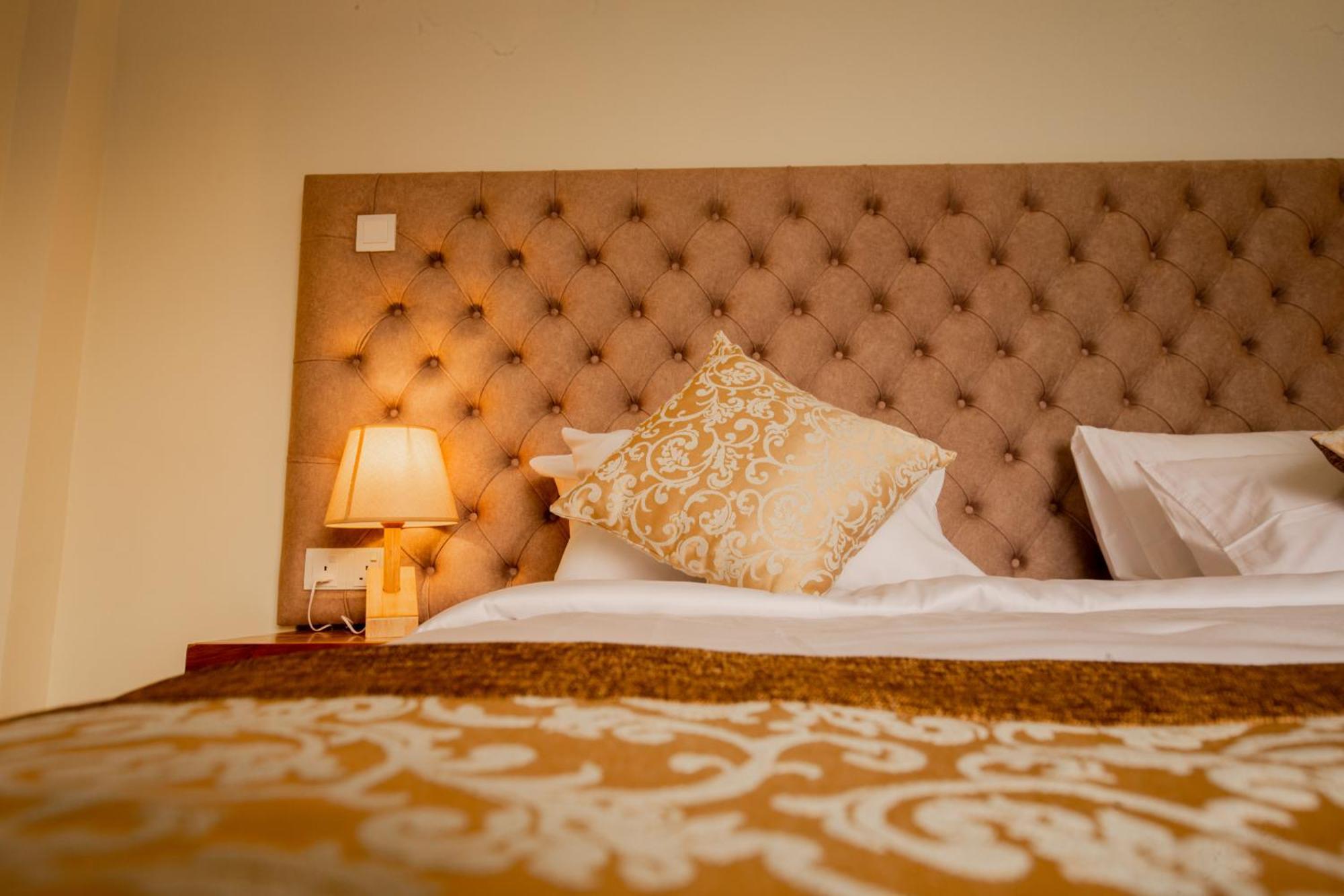 فندق Manthra Leisure كاندي المظهر الخارجي الصورة