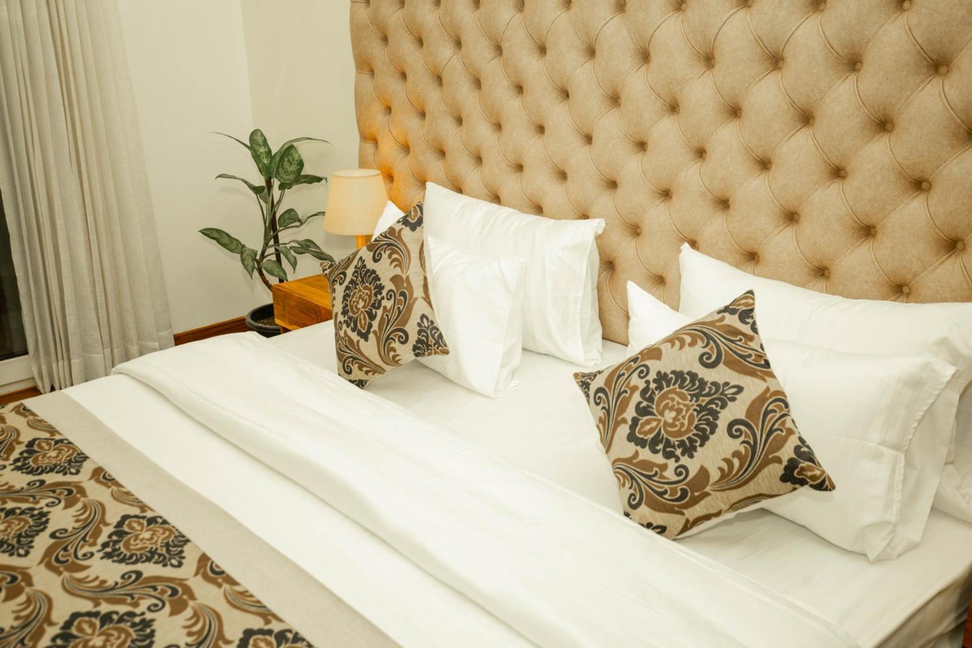 فندق Manthra Leisure كاندي المظهر الخارجي الصورة